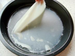 蒸一分钟左右（时间视面糊的薄厚来定），完全透明就熟了，取出盘子，揭下面皮。