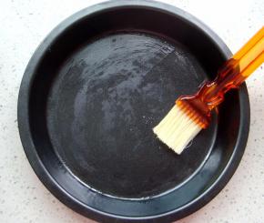 披萨盘里刷上薄薄的油（防沾）。