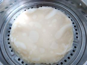 蒸熟的面皮放到抹油的盛器里。每一个蒸好的面皮上都刷上一层薄薄的油，以免沾到一起。依次做好。