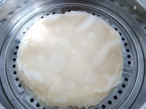 蒸熟的面皮放到抹油的盛器里。每一个蒸好的面皮上都刷上一层薄薄的油，以免沾到一起。依次做好。