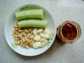 准备黄瓜，大蒜，熟花生米，辣椒油。