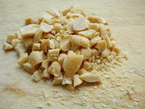 黄瓜切丝，熟花生米用刀压碎。