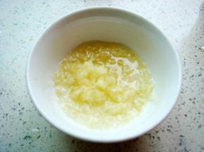 大蒜捣成泥，加入适量的白开水。