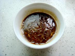 加入少许盐，倒入生抽，醋，数滴香油，搅拌均匀备用。（调料水多多的更入味）