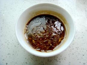 加入少许盐，倒入生抽，醋，数滴香油，搅拌均匀备用。（调料水多多的更入味）