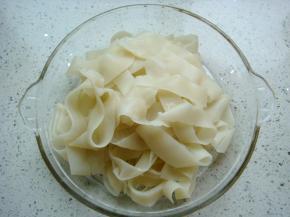 晾凉后的凉皮切条状。