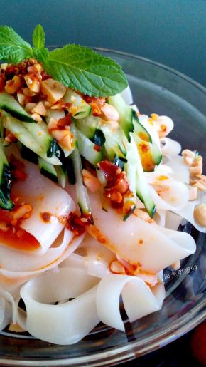 放入黄瓜丝，淋入调味汁，辣椒油，撒上花生碎，即可食用。