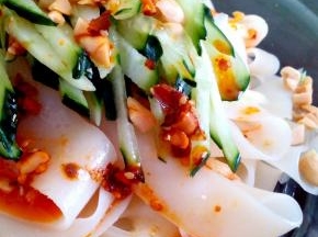 放入黄瓜丝，淋入调味汁，辣椒油，撒上花生碎，即可食用。