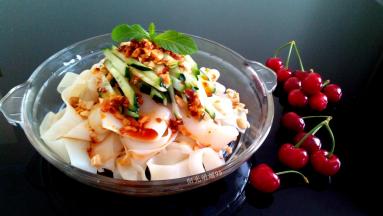 配料也可随个人喜好加入焯水后的绿豆芽。