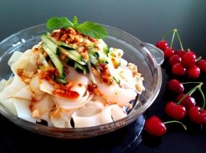 配料也可随个人喜好加入焯水后的绿豆芽。