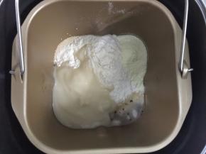 2. 所有材料都称好，除了黄油，其它所有的材料都投进东菱智能面包机T06S-W