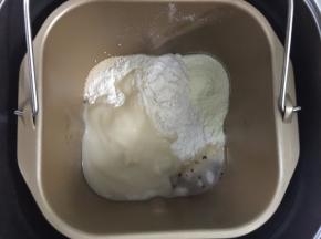 2. 所有材料都称好，除了黄油，其它所有的材料都投进东菱智能面包机T06S-W