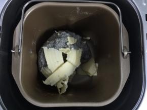 4. 再启动第二次揉面，这时可把黄油投进面包机内继续揉面