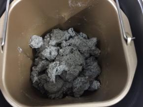 5. 加入黄油揉完20分钟后拿出面团撕成块状，再继续揉15分钟