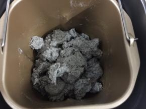 5. 加入黄油揉完20分钟后拿出面团撕成块状，再继续揉15分钟