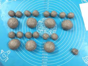 11. 把面团分成7份50克，14份13克的面团，剩余一点点的面团备着做眼睛和鼻子