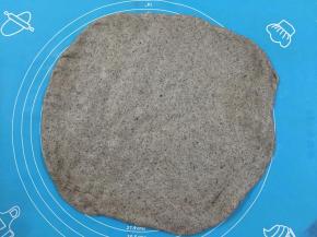 10. 把发酵好的面团取出按压开排气