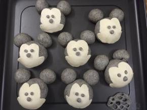 17. 把欧克皮和眼睛鼻子贴在进行发酵的面团上