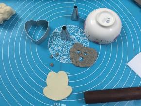 16. 黑芝麻面团擀开用裱花嘴按压出来