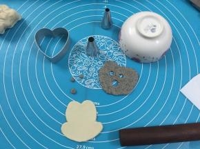 16. 黑芝麻面团擀开用裱花嘴按压出来