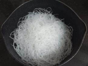 1. 用温水泡发好的粉丝备用，粉丝不能泡得太软，用温水泡大概20分钟就可以了