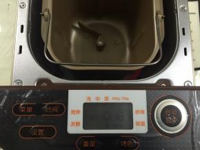 4. 加热至剩余16分钟的时候，面包机开始翻炒