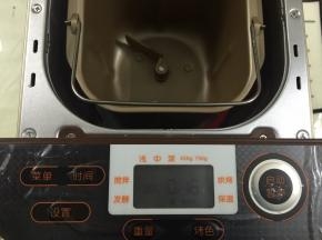 4. 加热至剩余16分钟的时候，面包机开始翻炒