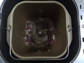 7. 加入肉丝继续翻炒，炒至肉丝变白