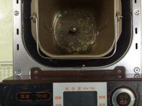 6. 再加入蒜蓉翻炒几下