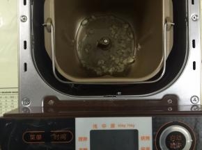 6. 再加入蒜蓉翻炒几下