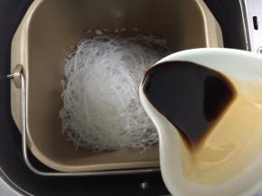 9. 加入生抽和少许老抽进行调味调色