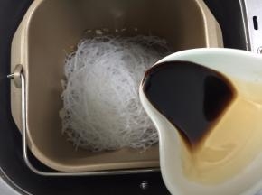 9. 加入生抽和少许老抽进行调味调色