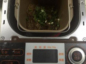 14. 剩最后一分钟把香菜和葱花加入拌匀