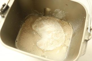 面团材料除了亚麻籽油都放进面包机内。