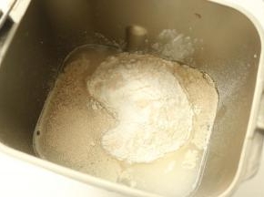 面团材料除了亚麻籽油都放进面包机内。