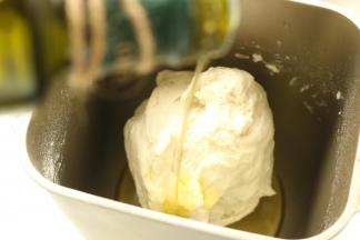 剩余8分钟的时候加入亚麻籽油，揉面至程序结束。