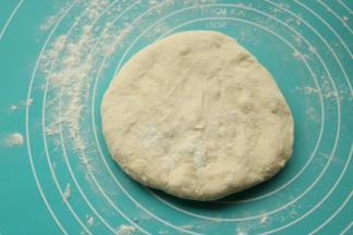 面团轻按排气。