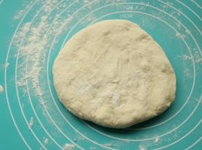 面团轻按排气。