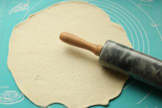 擀成薄薄的胚子，薄了才好吃。