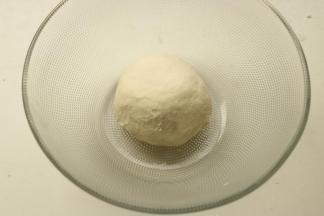 揉好的面团放入容器，盖保鲜膜开始发酵，现在天热，室温即可。