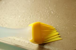 烤盘刷一层油。