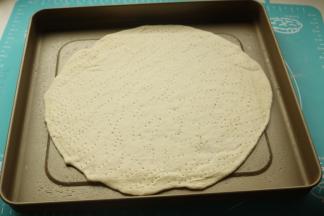 饼底放在烤盘里，扎一些洞。