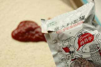 挤上番茄罗勒意大利面酱。