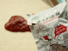 挤上番茄罗勒意大利面酱。