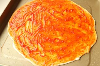 用刷子抹均匀，适当厚一点，但也不要太多，我大约用了半包50克的样子。