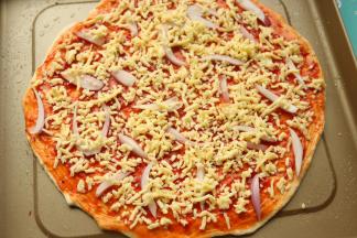 撒上圆葱丝，铺一大半奶酪。