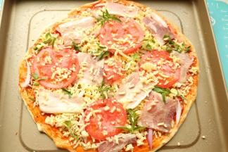 铺上培根，番茄片，再铺上剩余奶酪，撒上十香菜。