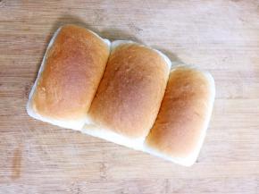 1. 吐司一个，这是我前一天做好的，也可做一个一键式的吐司，那是很容易就完成的事情