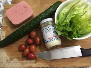 2. 准备一夹馅的材料，我做三明治都是家里有什么材料就用什么，这个可以按照个人的喜好来决定