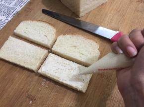 5. 挤上少许沙拉酱在吐司片上